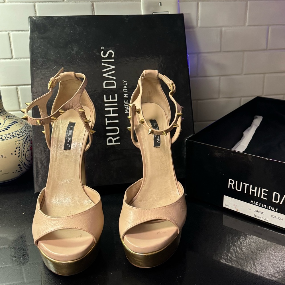 Fabulous Italian made Ruthie Davis platform pumps size 40